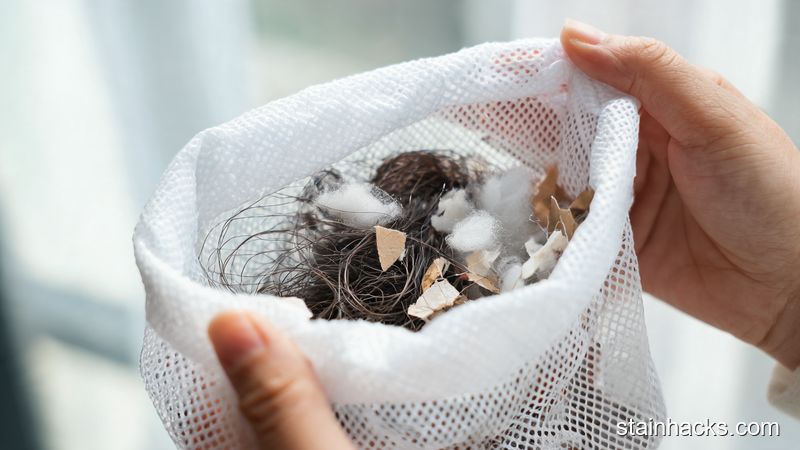 清洗后从自制防毛絮网袋中清理出头发和棉絮的特写