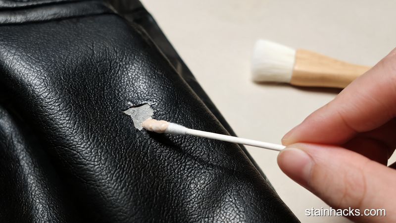 用合成革修补膏小范围处理仿皮裤子表面轻微剥落的操作演示