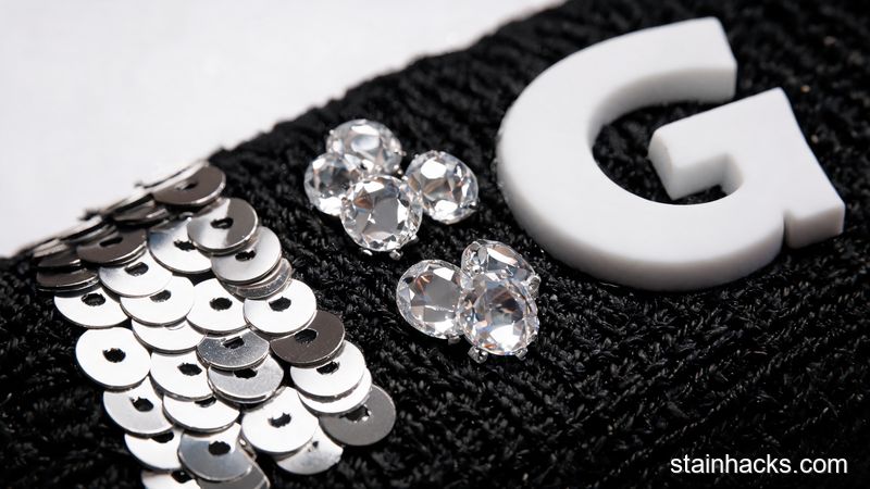 微距镜头下亮片、贴钻和胶印图案的材质特写,展现不同装饰物的附着方式