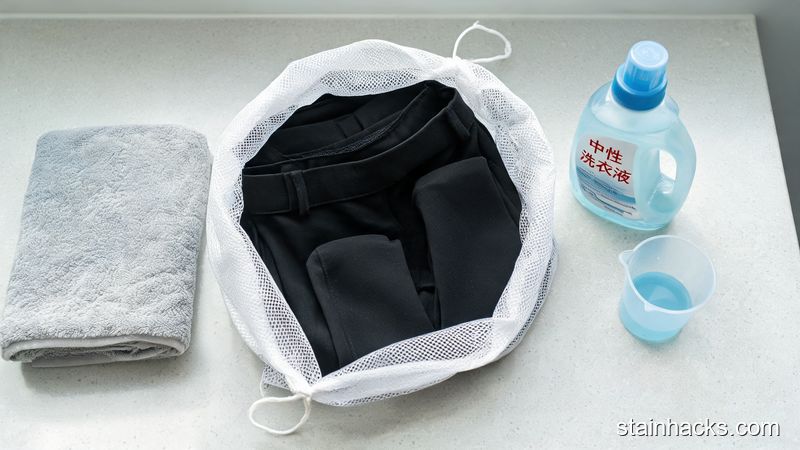 把罗马布裤子翻面放入细网洗衣袋并准备中性洗衣液